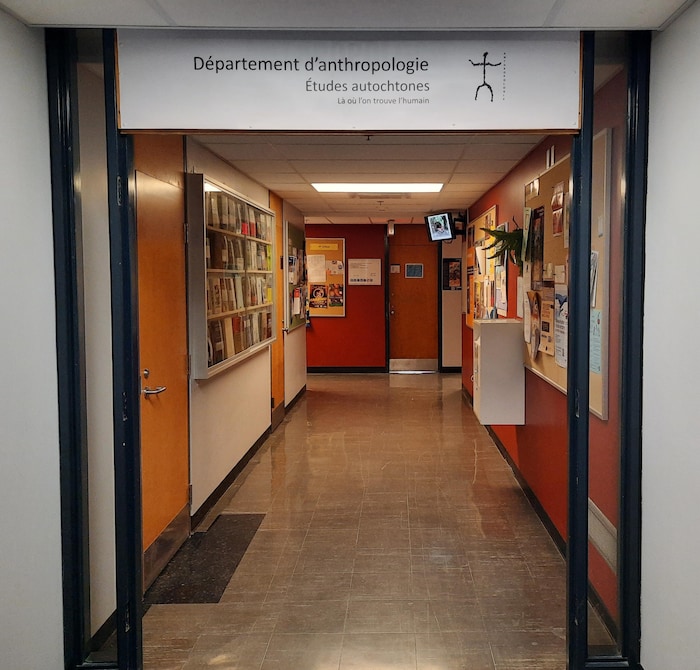 L'entrée de la section, dans un corridor de l'université.