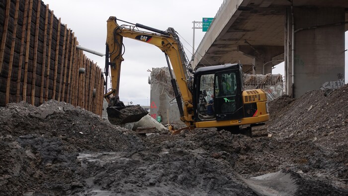 Travaux d'excavation sur le site de l'échangeur Turcot