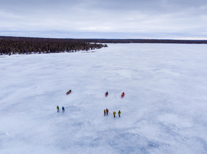 Les aventuriers à la tête de la rivière George, au début de l'expédition. Ils ont tiré leurs canots sur la glace pendant une dizaine de jours.