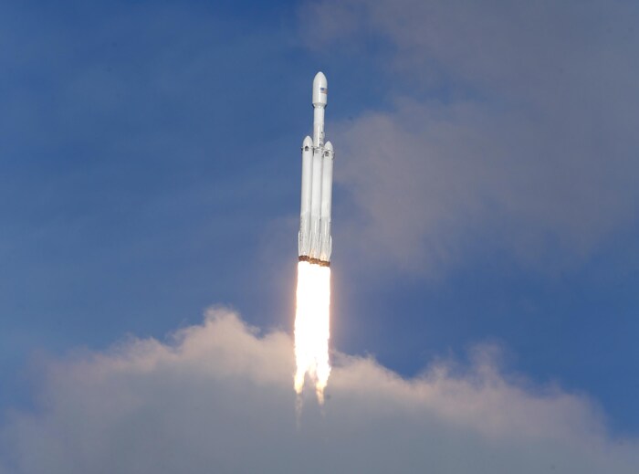 La fusée Falcon Heavy en plein vol. 