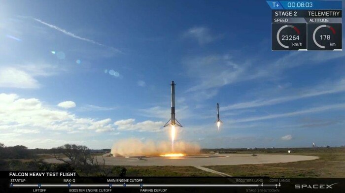 L'atterrissage de deux des trois lanceurs de Falcon Heavy. 