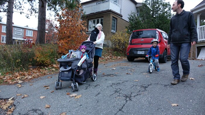 Josiane Parent, Yann Blanchard et leurs trois enfants, au départ de la garderie à Sherbrooke