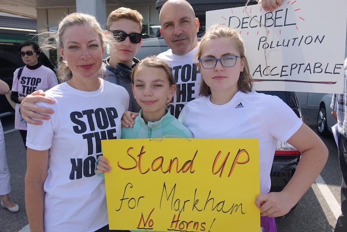 Une famille manifeste à Markham contre le bruit des trains GO.