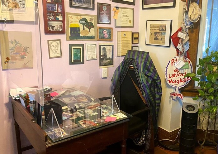 C'est le bureau qu'occupait Francisco Rico dans la maison où se trouve le Centre de Réfugiés FCJ. Personne dans le bureau n'a trouvé la force de démonter cet espace, qui est devenu un petit musée à sa mémoire.