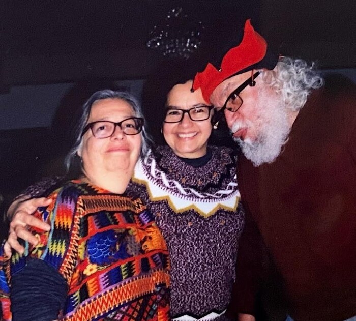 Loly Rico (à gauche) et Francisco Rico Martínez posent sur cette photo avec Diana (au centre).