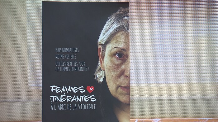 Affiche de la stratégie pour les femmes itinérantes de l'Estrie