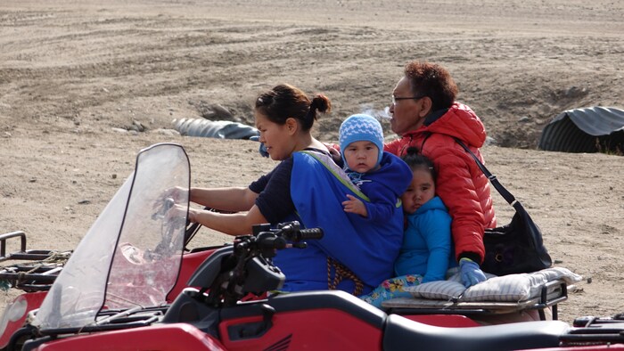 Deux femmes et deux enfants sur un véhicule