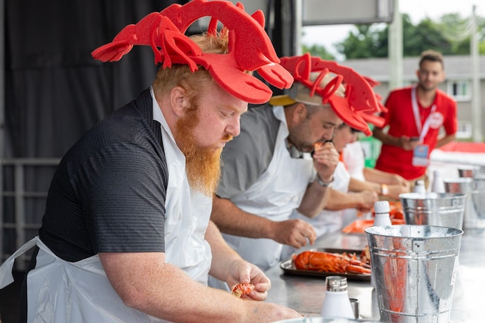 Des personnes mangent du homard.