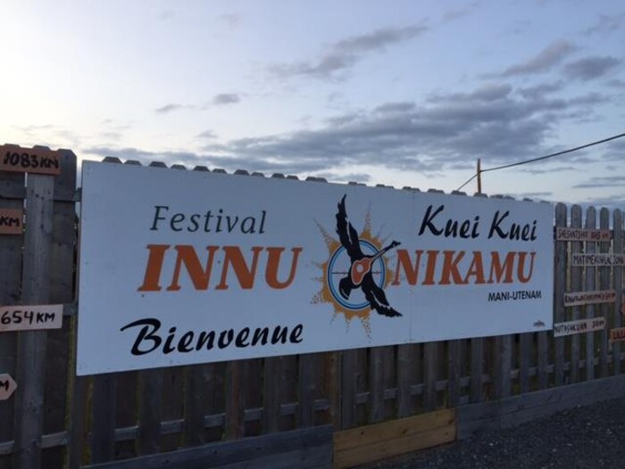 Une bannière du Festival Innu Nikamu