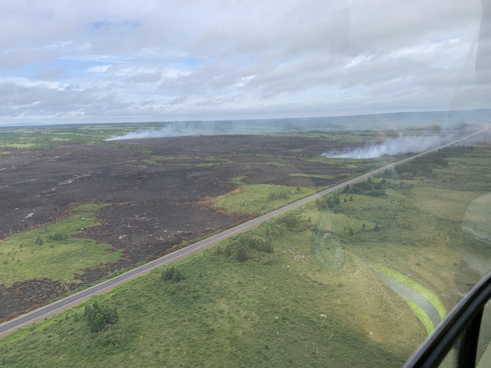 Les pompiers qui combattent le feu de forêt de l’autoroute Bay d’Espoir