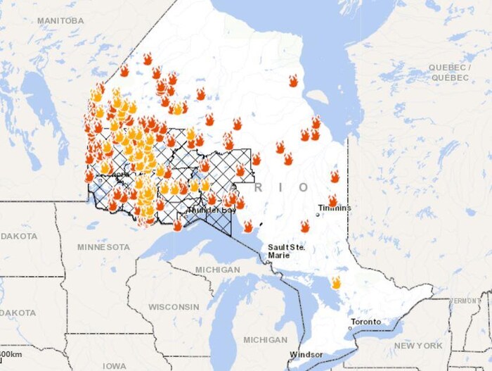 Une carte montre une constellation de feux de forêt dans le nord-ouest de l'Ontario.