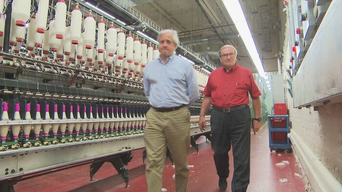 Le président de Filspec, Éric Perlinger, et Ronald Audet, président du conseil d’administration de Filspec, font le tour de leur usine. 