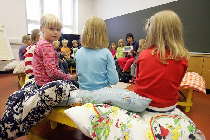 Des élèves du primaire écoutent leur professeure dans une classe de Vaasa, en Finlande.