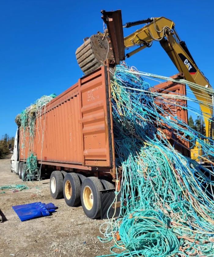Plusiieurs cordages dans un camion.