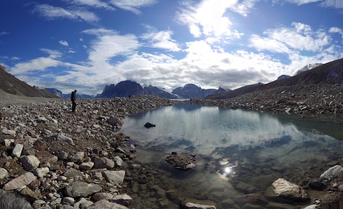 Avec ses montages à pic, rocailleuses, son eau couleur vert-bleu, ses chutes d’eau au milieu des rocs, le fjord Sam Ford est époustouflant.