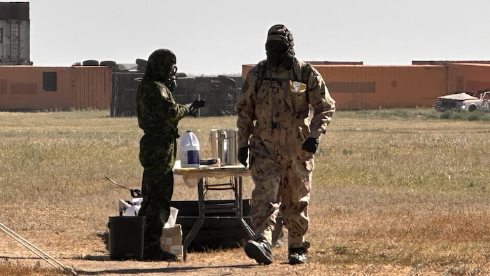Deux soldats en tenue de militaire.