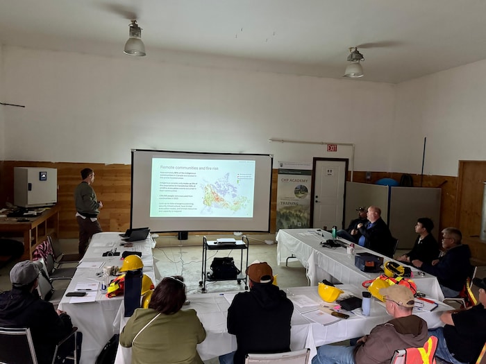 Un groupe de personnes reçoivent une formation sur les risques d'incendies de forêt, dispensée par un expert de Ressources naturelles Canada.