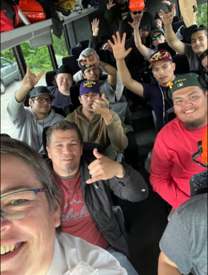 Plusieurs personnes dans un autobus posent.