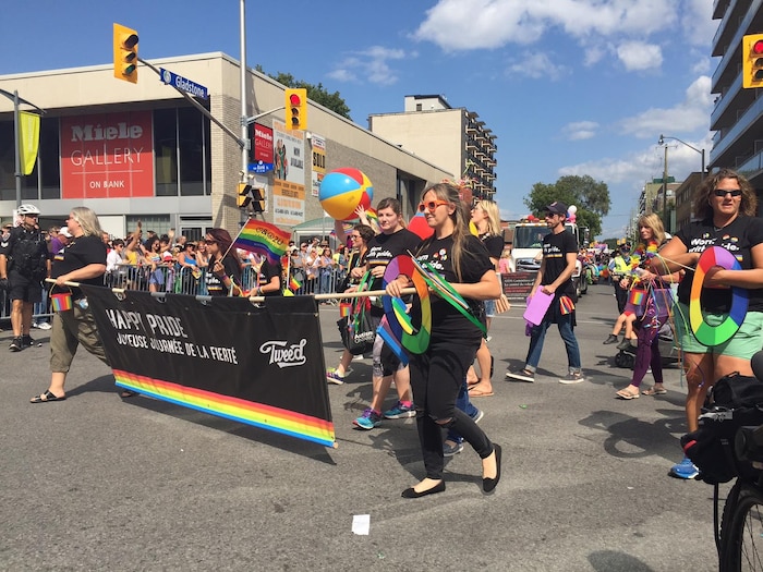 Des milliers de personnes ont assisté au défilé de la fierté à Ottawa