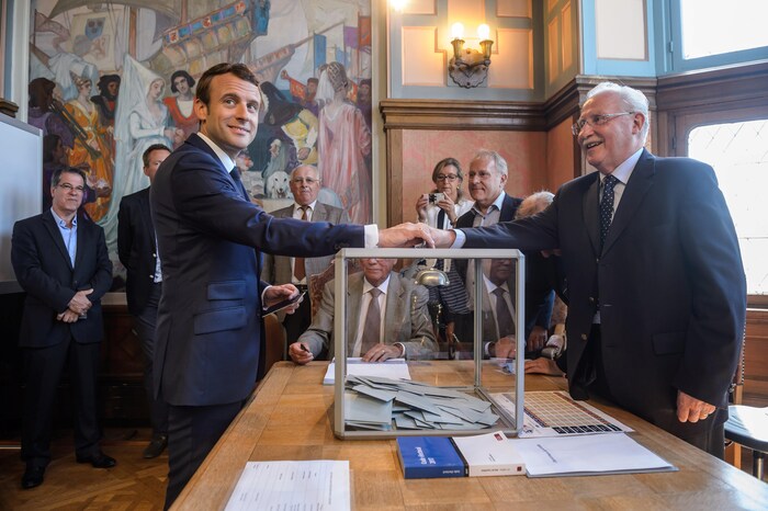 Emmanuel Macron en train de voter au premier tour des législatives françaises.