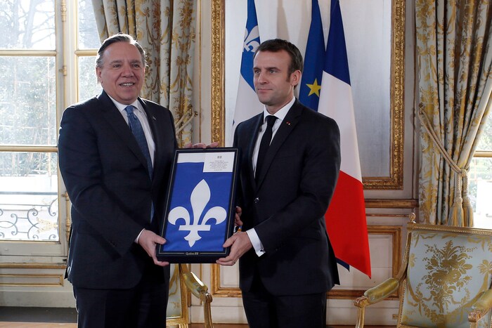 François Legault a remis au président français Emmanuel Macron un drapeau du Québec à l'occasion de sa visite au palais de l'Élysée à Paris.