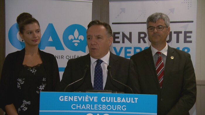 Geneviève Guilbault, François Legault et Éric Caire lors d'une conférence de presse