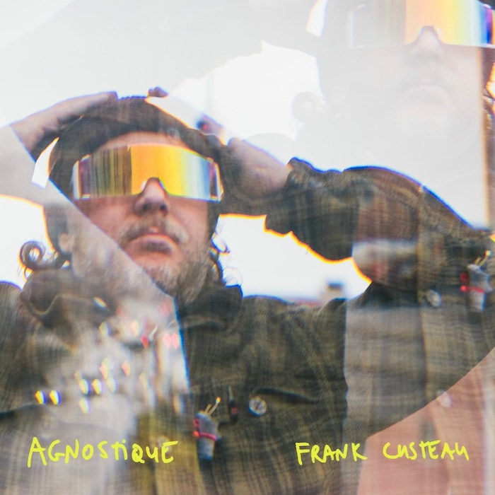Pochette de l'album « Agnostique », où on voit un homme, les mains sur la tête, qui porte des lunettes de soleil. 