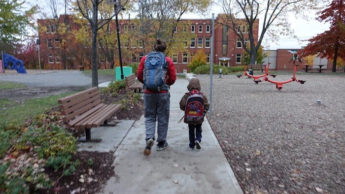 Frank Poule marche tous les jours avec son fils. Le trajet pour aller à l'école prend 20 minutes. 