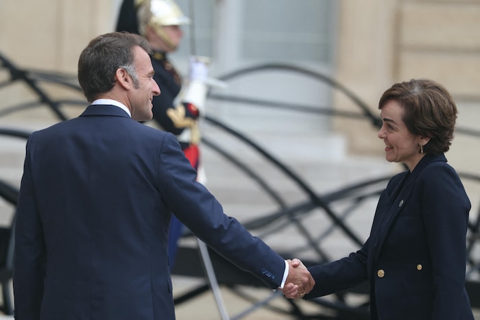 Les deux dirigeants se serrant la main sur les marches de l'Élysée.