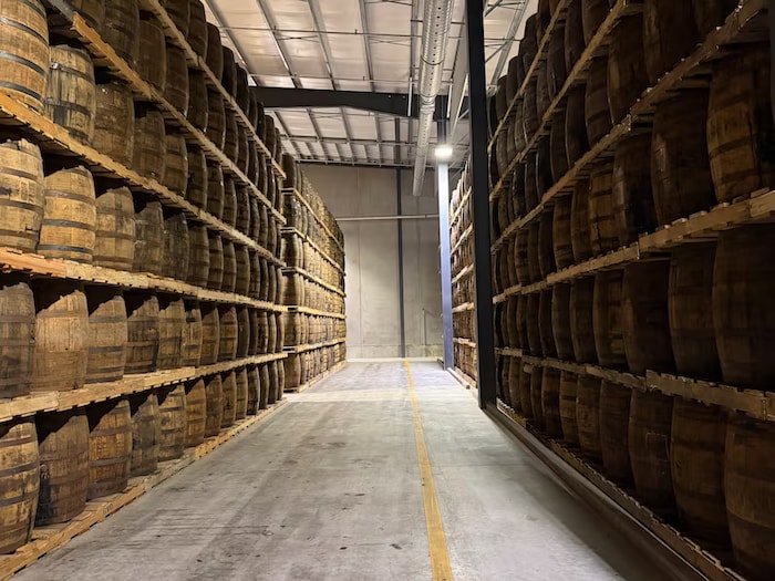 Des fûts de whisky entreposés dans un entrepôt du complexe Black Velvet, à Lethbridge, en Alberta.