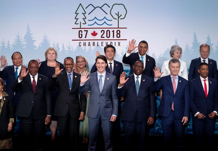 Des participants au Sommet ont posé pour une photo officielle tandis que Donald Trump avait déjà quitté le Sommet.