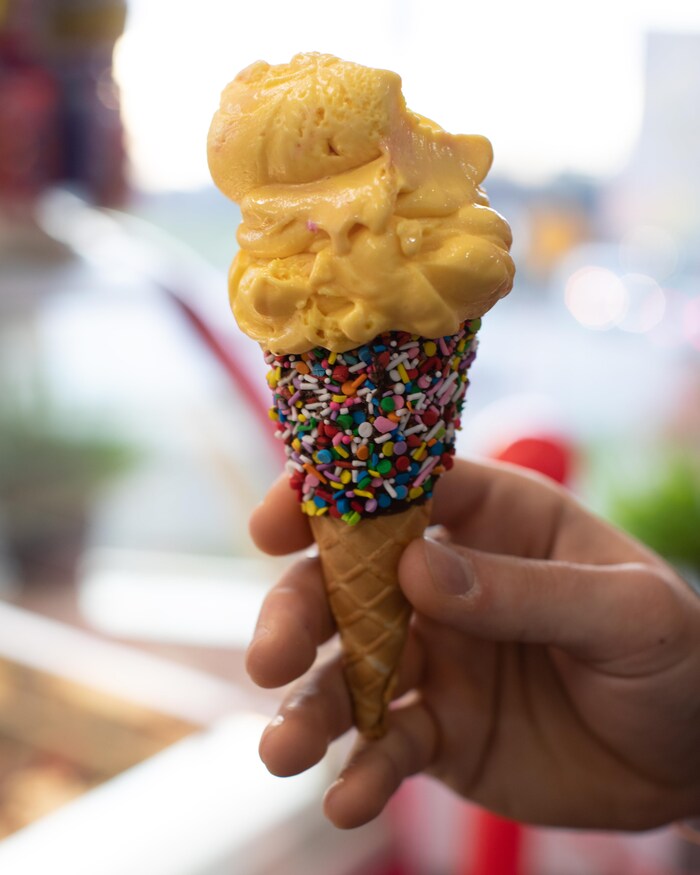 Un cornet de gelato jaune. 