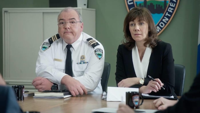 Les deux personnes sont assises côte à côte et ont un air surpris.
