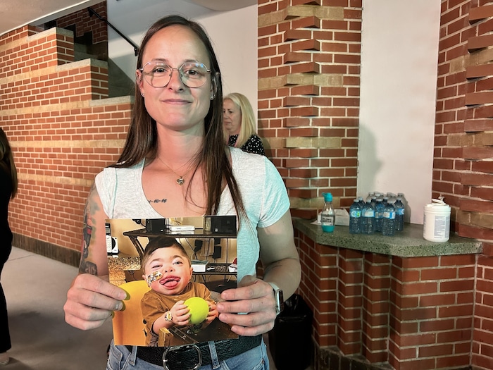 Geneviève Gagnon tient une photo de son fils, Elliot.