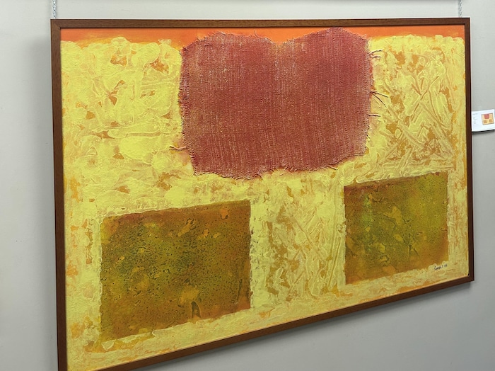 Une toile jaune et orange.