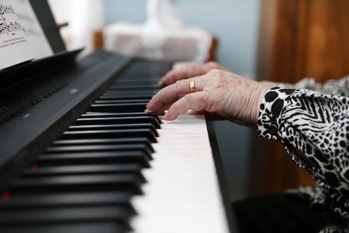 Les mains de Gisèle Dubé Bélanger pendant qu'elle joue du piano.