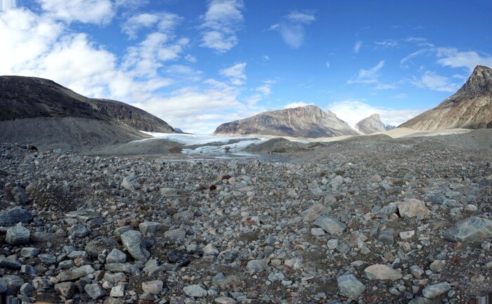 Sur ce glacier situé dans le fjord Sam Ford, on peut voir les moraines, cet amas de roches entraînées par le mouvement du glacier.