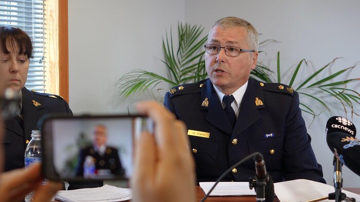 L’inspecteur Archie Thompson de la Gendarmerie royale du Canada à Whitehorse, lors d'une conférence de presse le 25 avril