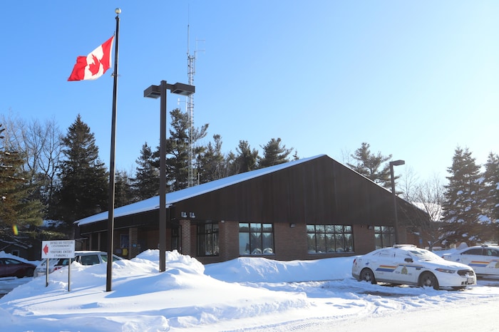 Photo du bâtiment de la GRC en hiver.