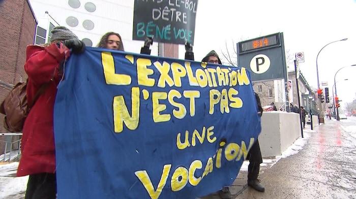 Des étudiants brandissent une affiche où on peut lire : « L'exploitation n'est pas une vocation ».