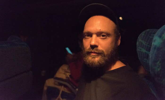 Un homme dans un bus, la nuit.