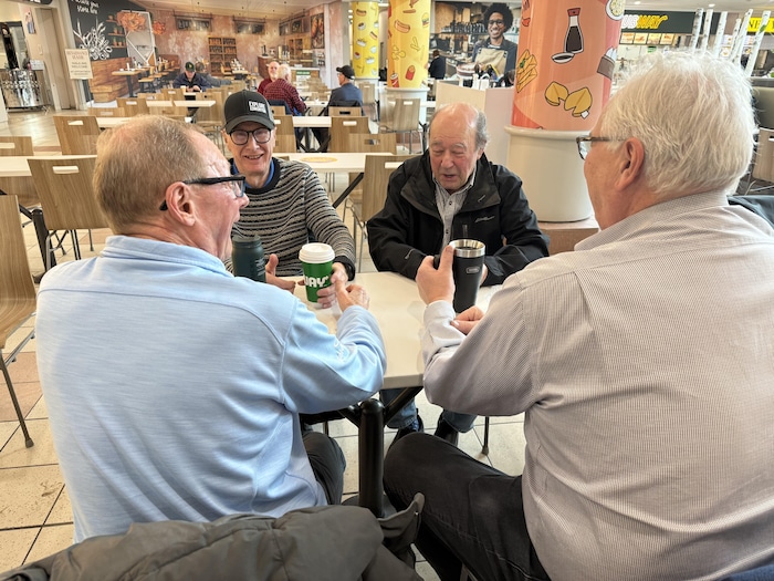 Un groupe d'aînés francophones attablés dans une aire de restauration, à Edmonton, en janvier 2026.