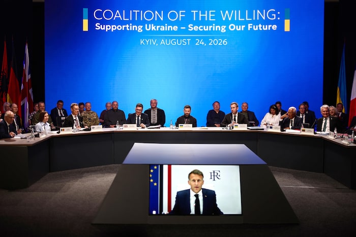 Emmanuel Macron présent en virtuel sur un écran, le reste des dirigeants présents à une table.