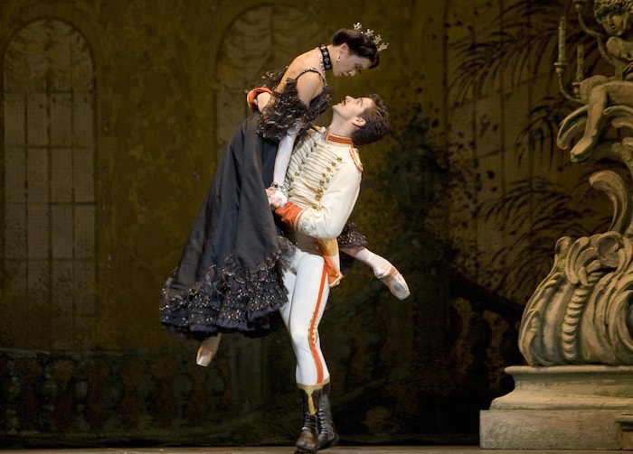 Deux danseurs sur scène.