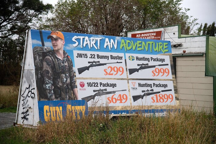 Une publicité de la boutique Gun City, en Nouvelle-Zélande, montre différents modèles d'armes et leur prix.