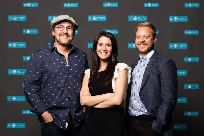 Guy A. Lepage, Mélissa Désormeaux-Poulin et Guillaume Lambert prennent la pose pour l'annonce de la série web « Bébéatrice ».