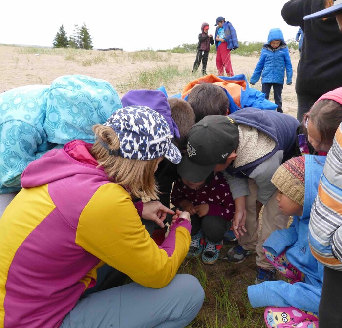 Gwyneth Anne MacMillan entourée de jeunes scientifiques en herbe