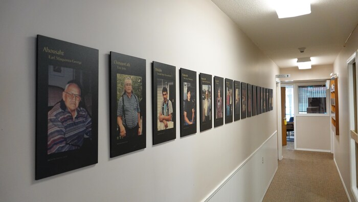 Des portraits accrochés à un mur.