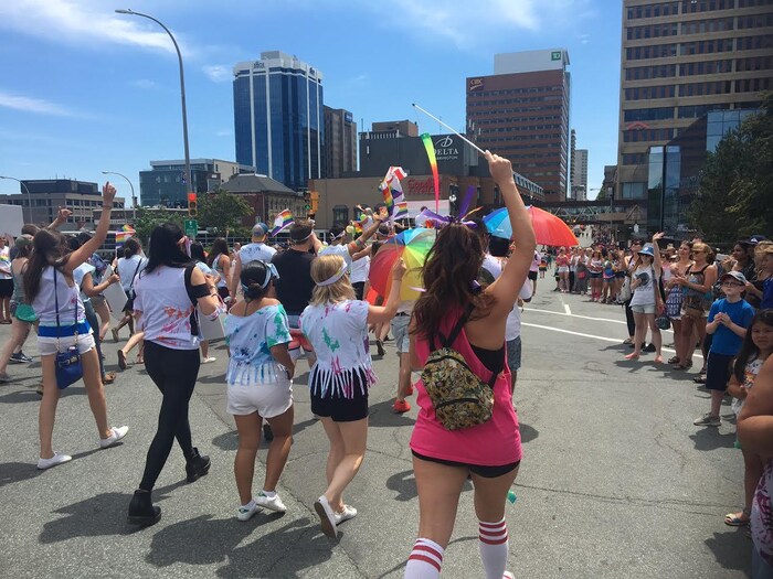 Une foule à perte de vue regarde passer les participants