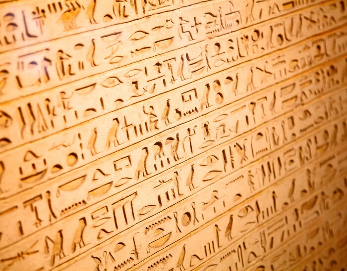 Des hiéroglypes sculptés à même un mur.